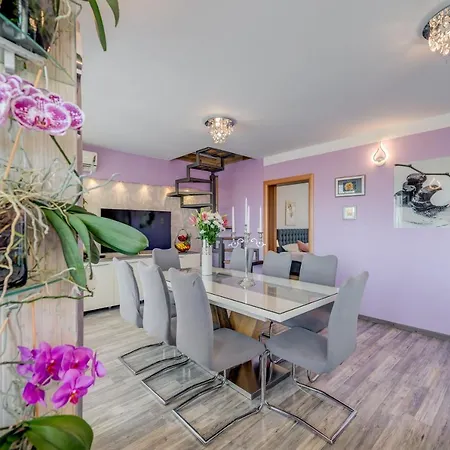 Summer Orchid - Spacious Duplex By The & Ps5 Stobreč