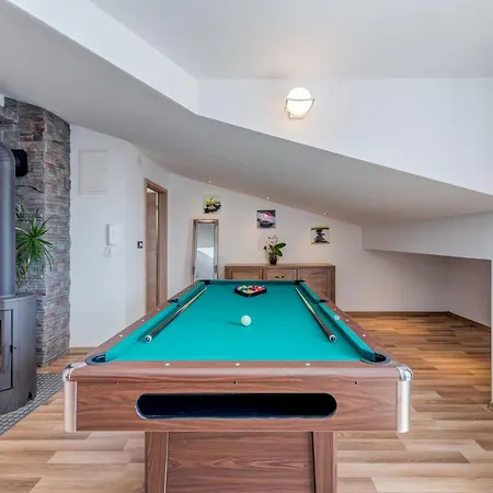 Summer Orchid - Spacious Duplex By The & Ps5 Stobreč
