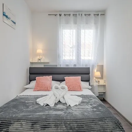 Summer Orchid - Spacious Duplex By The & Ps5 Apartment Stobrec