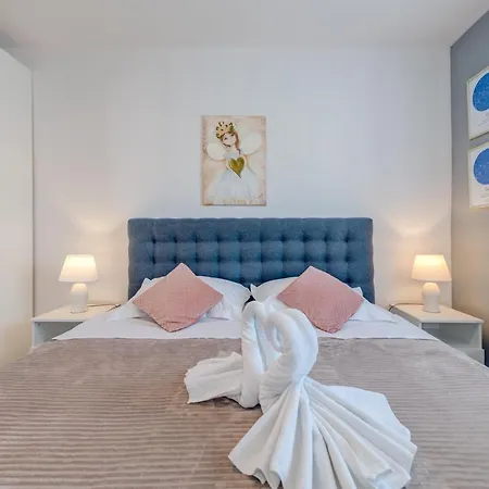 Summer Orchid - Spacious Duplex By The & Ps5 Apartment Stobrec